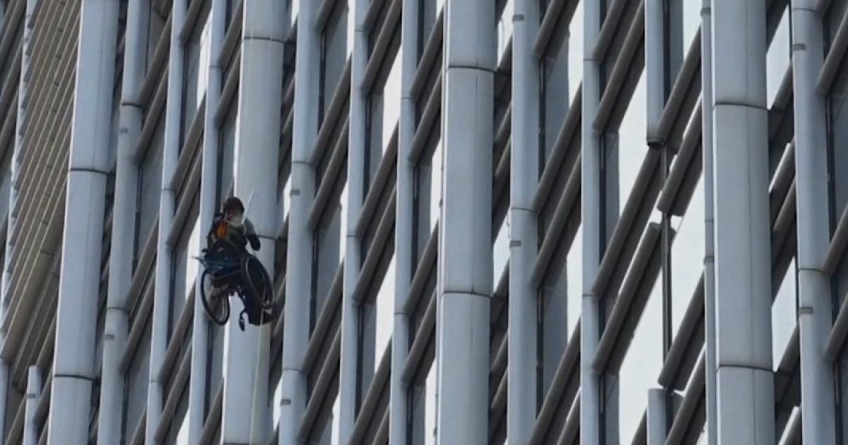 Сходження тривало 10 годин: у Гонконзі чоловік на інвалідному візку підкорив хмарочос заради благодійності