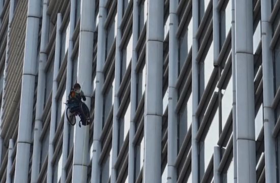 Сходження тривало 10 годин: у Гонконзі чоловік на інвалідному візку підкорив хмарочос заради благодійності