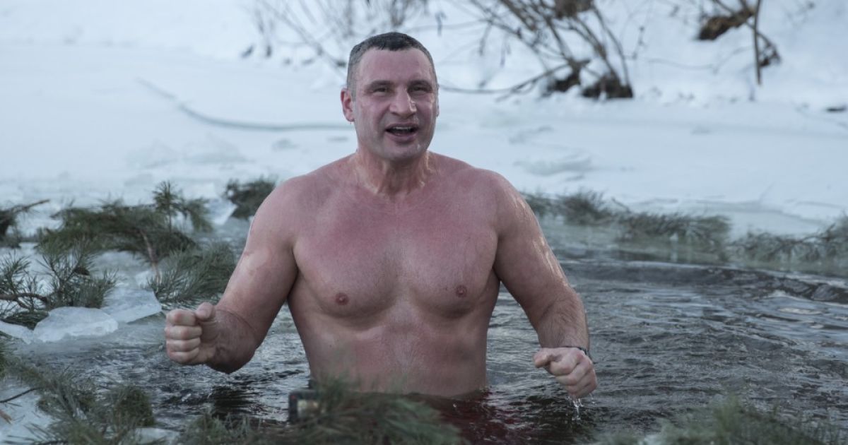 "Температура повітря -19°, вода +3°": Віталій Кличко показав, як пірнув у ополонку на Водохреще