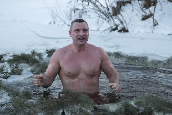"Температура повітря -19°, вода +3°": Віталій Кличко показав, як пірнув у ополонку на Водохреще