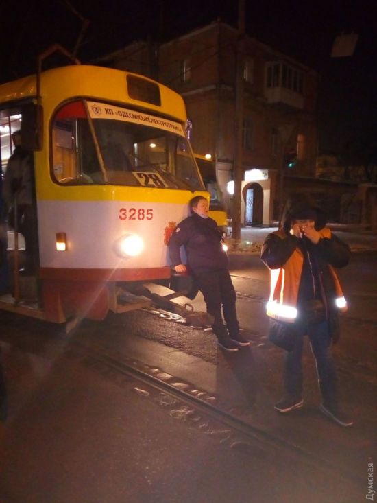 Вдарив кулаком в обличчя і бив лежачу ногами: в Одесі автомобіліст напав на водійку трамвая (фото, відео)
