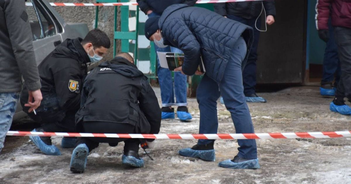 Вийшов з будинку з людською головою: в Одесі чоловік жорстоко вбив батька і невідому особу (фото, відео)