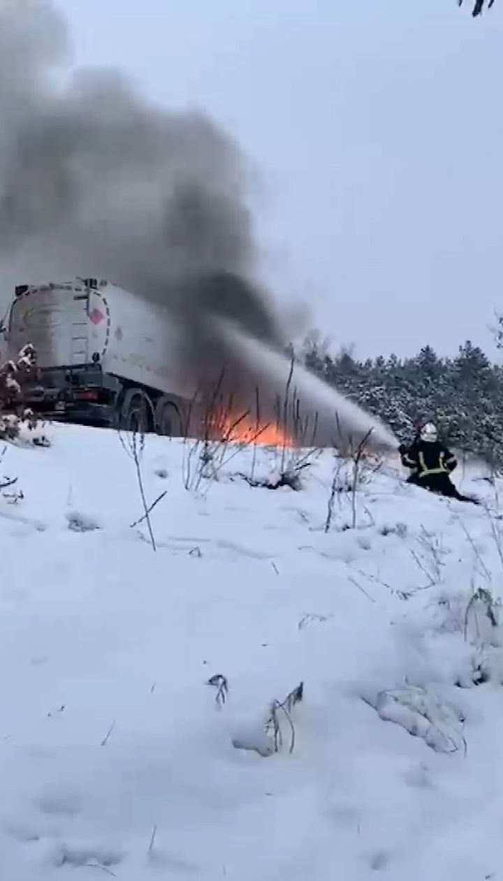 Вибухонебезпечна пожежа: у Рівненській області посеред траси загорівся бензовоз