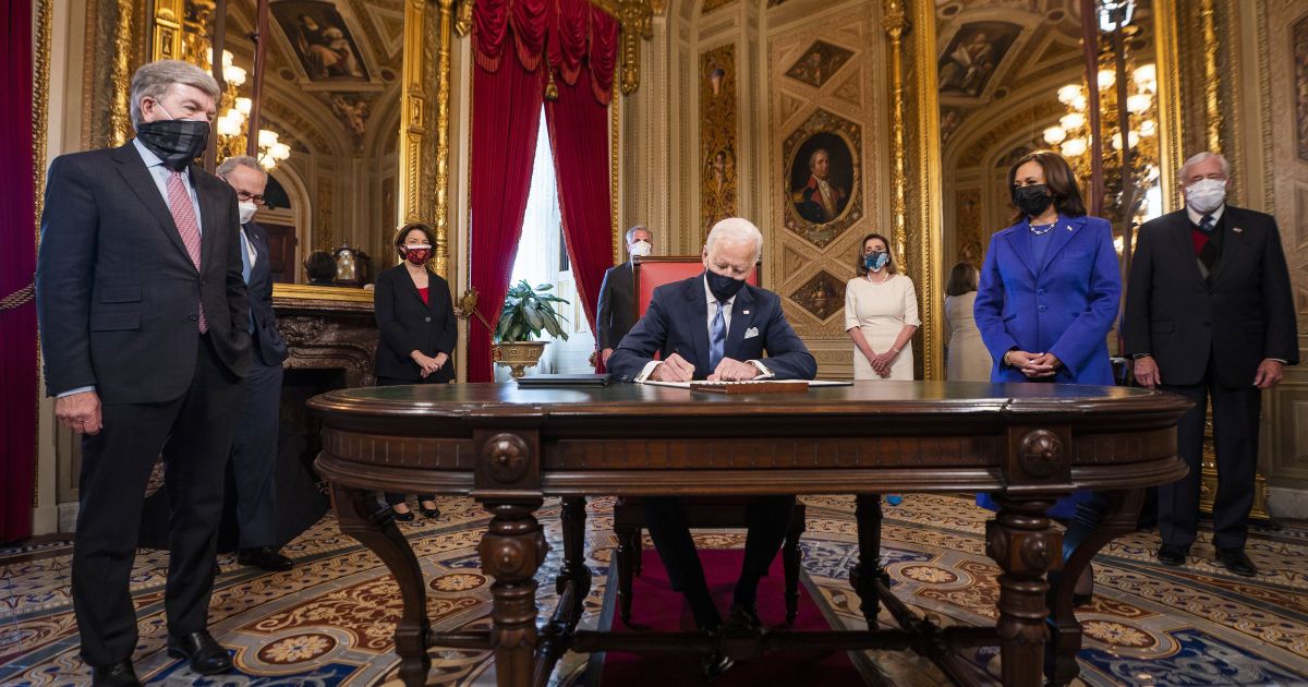 Байден підписав перші документи на посаді президента США