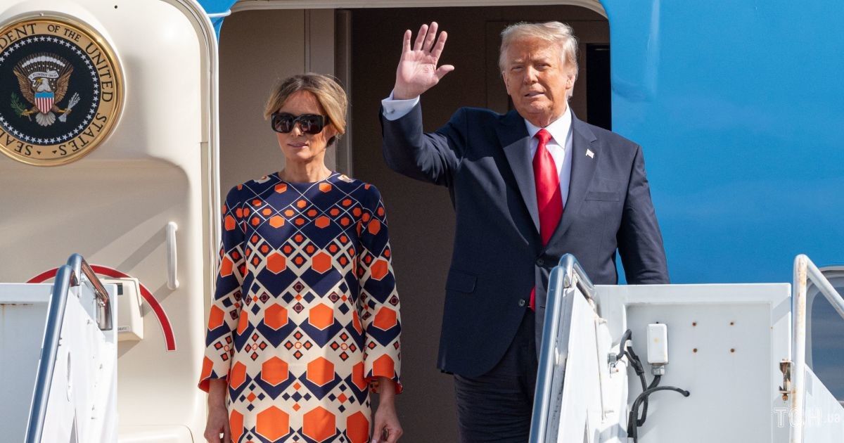 Начала новую жизнь: Мелания Трамп в пестром платье и без каблуков прибыла на заслуженный отдых