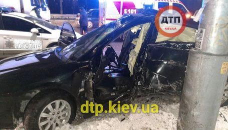 В Киеве машина въехала в столб: искалеченного водителя доставали спасатели
