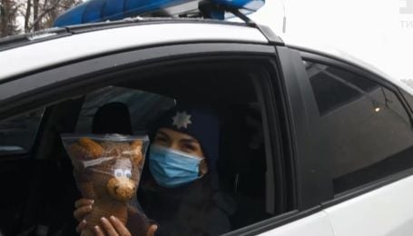 Плюшевые помощники патрульных: в Харькове копы начали выезжать на вызовы с мягкими игрушками