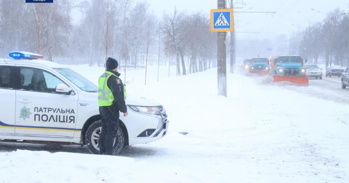 В заснеженных областях Украины патрульные помогают справиться с непогодой