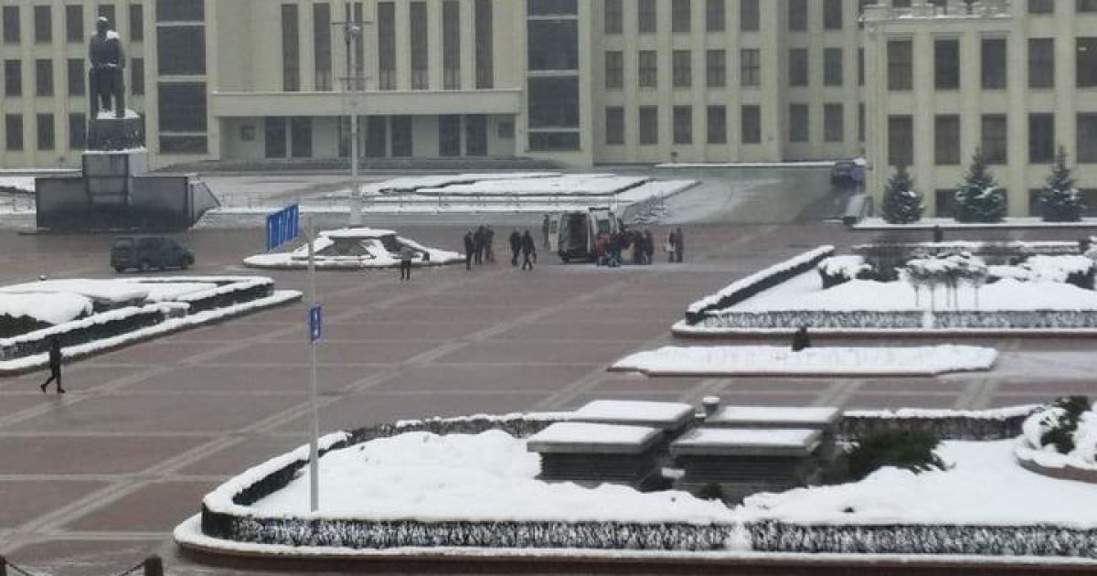 У Мінську на центральній площі чоловік підпалив себе
