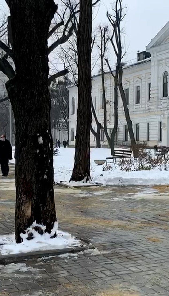 Зеленський приїхав до центру, куди поселили врятованих у пожежі в Харкові