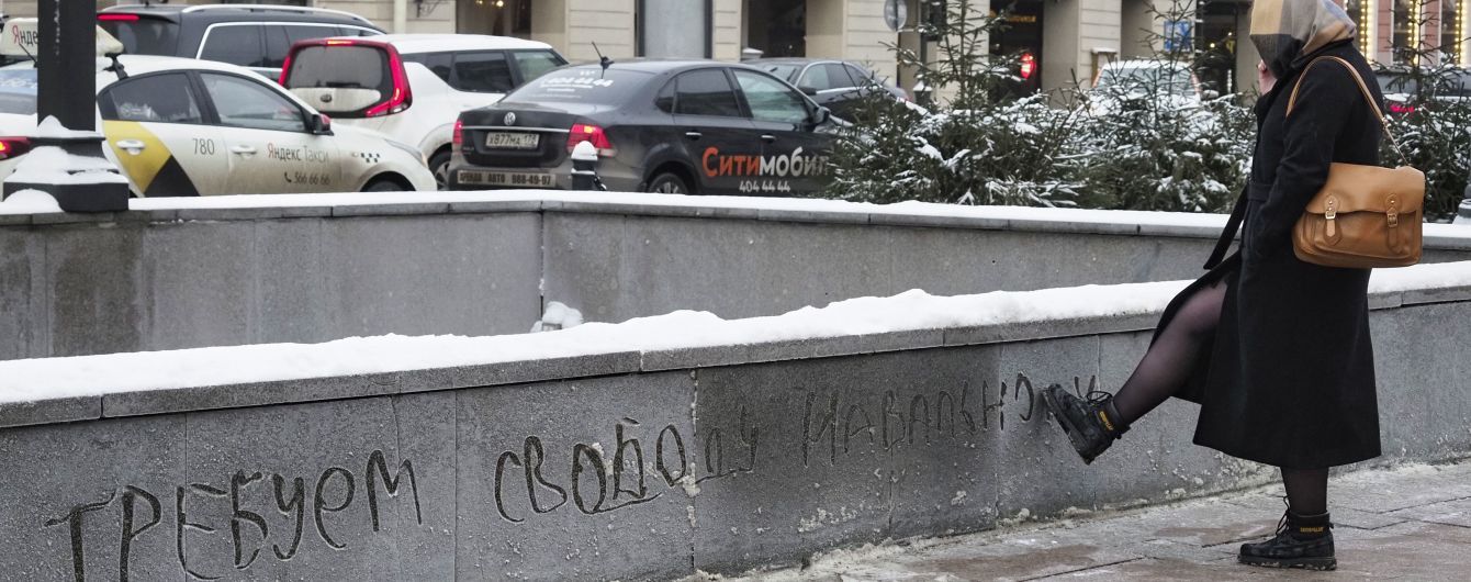 Мітинги на підтримку Навального: влада РФ пропонує батькам відволікти дітей іграми та кіно