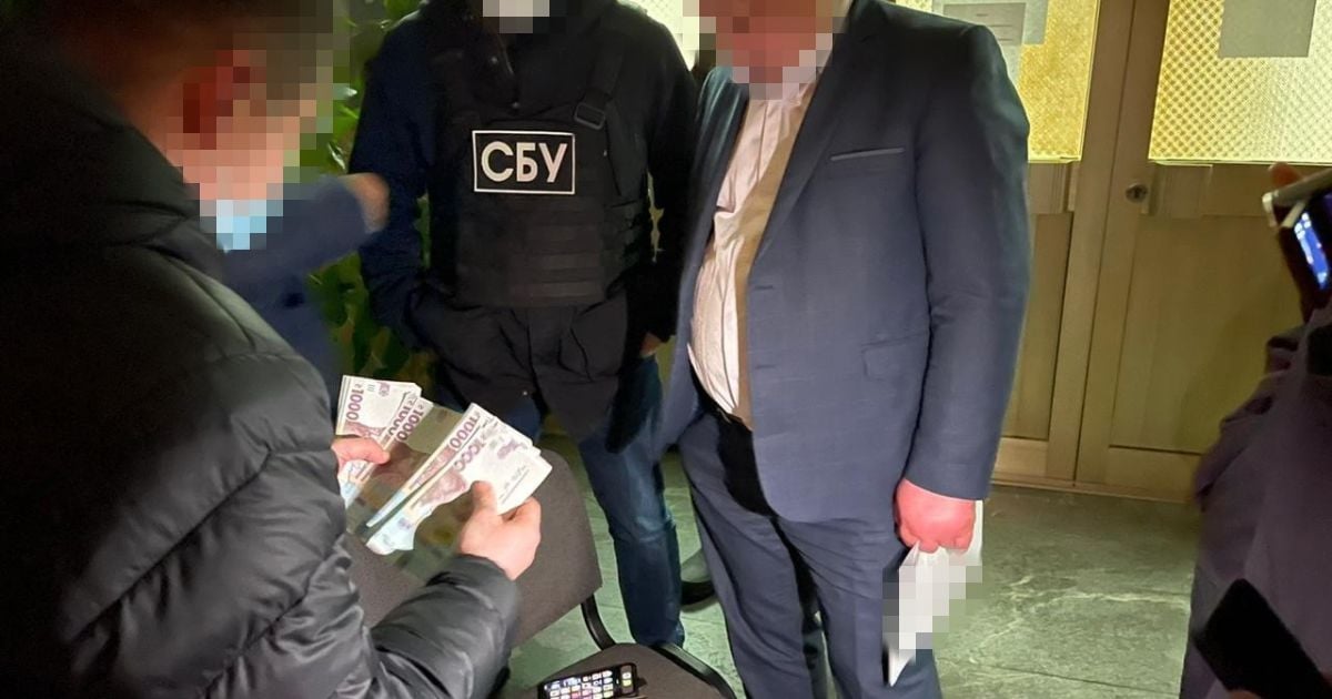 Брав "відкати" з "коронавірусних" коштів: у Житомирі затримали чиновника ОДА