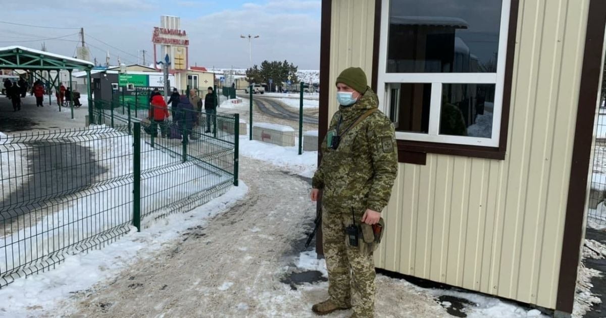 Окупанти продовжують блокувати пункти пропуску на Донбасі