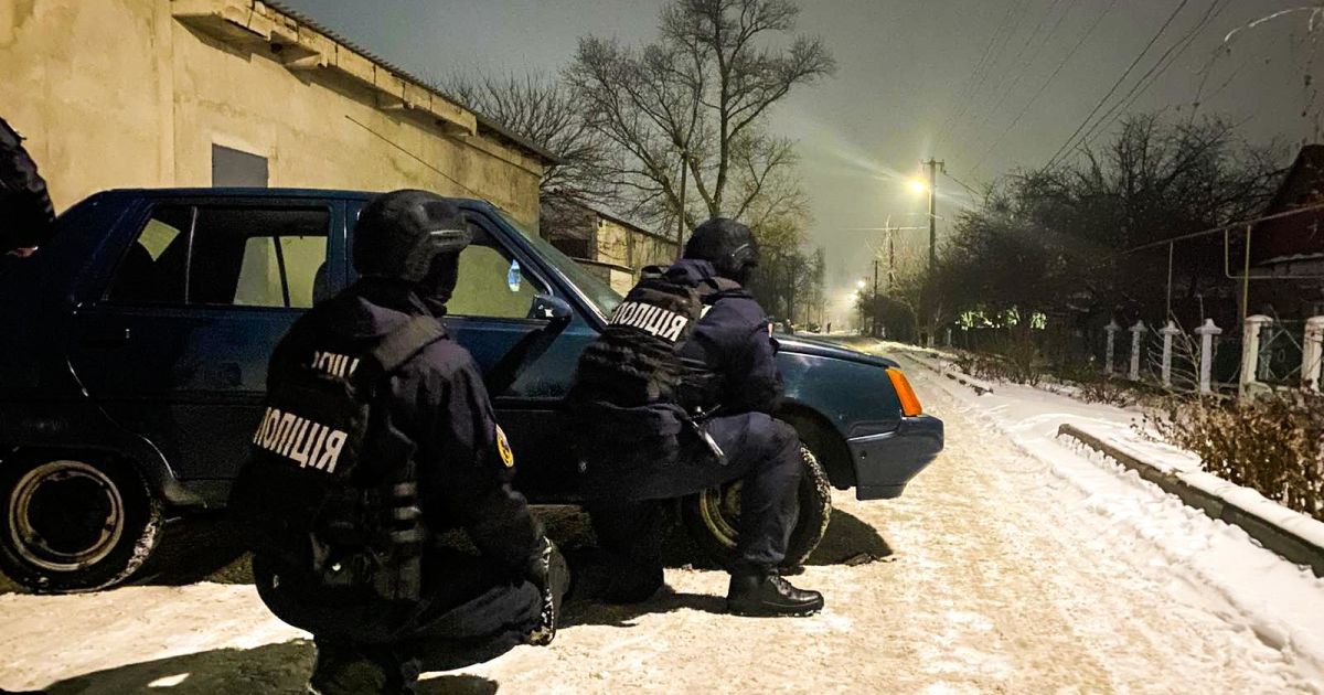 Відрізав статеві органи батькові і стріляв у копів: в Миколаївській області чоловіку загрожує довічне (відео)