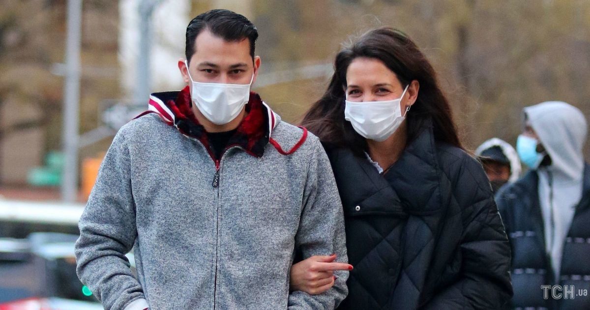 Держала его за руку: Кэти Холмс подловили с 33-летний бойфрендом