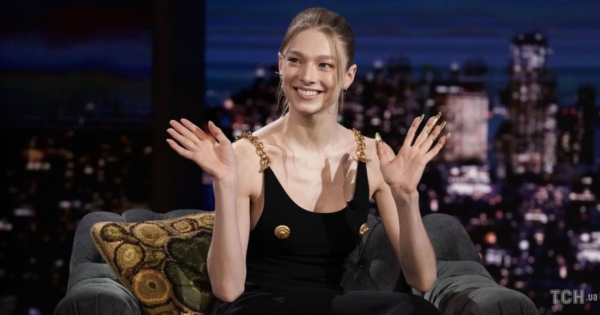 В смелом платье от Schiaparelli: звезда сериала "Эйфория" Хантер Шафер пришла на популярное шоу