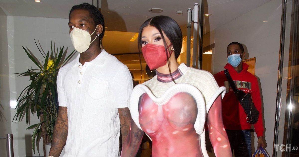 В странном голом платье: Cardi B сходила на шопинг с мужем
