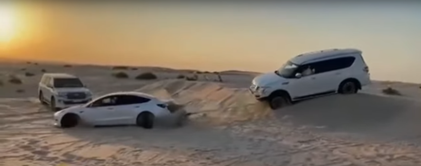 Мережу вразило відео, як Tesla витягує з піску позашляховик Nissan