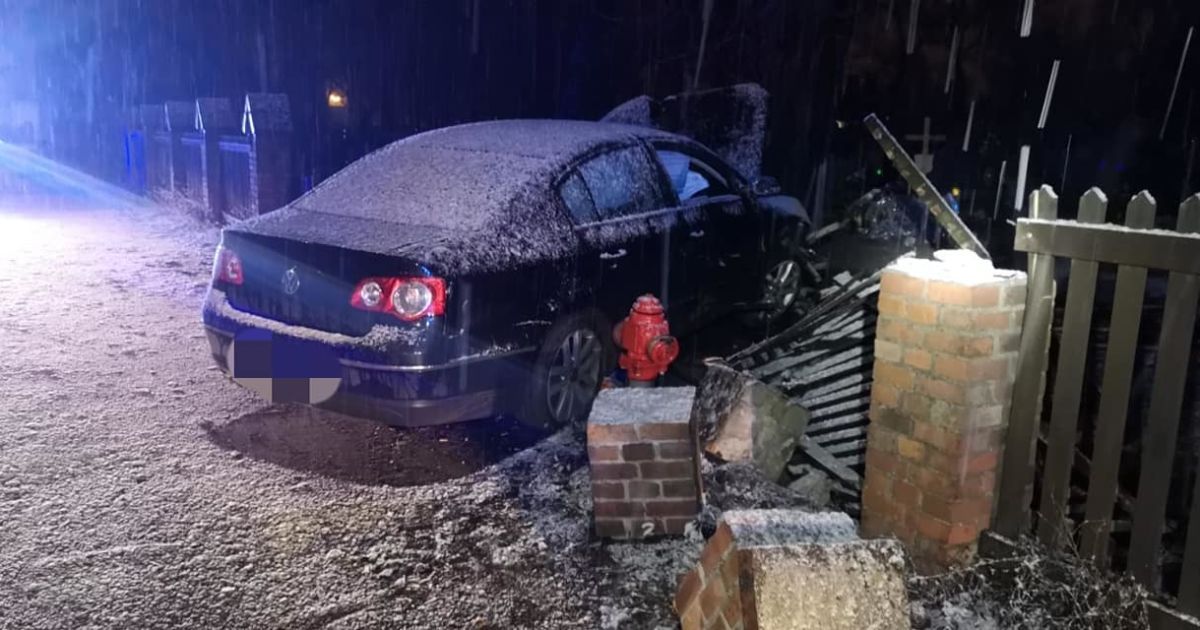 У Польщі п'яний українець на авто влетів у кладовище і зніс 9 могил: фото