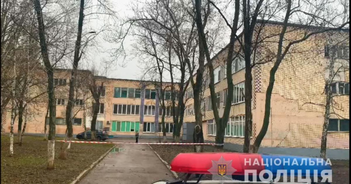 Евакуювали понад тисячу людей: в Одесі у школі шукають вибухівку (фото)