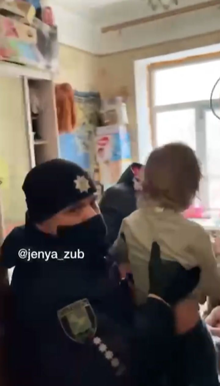 Харчувалися собаками і жили у смітті: у Харкові з родини вилучили маленьких дітей