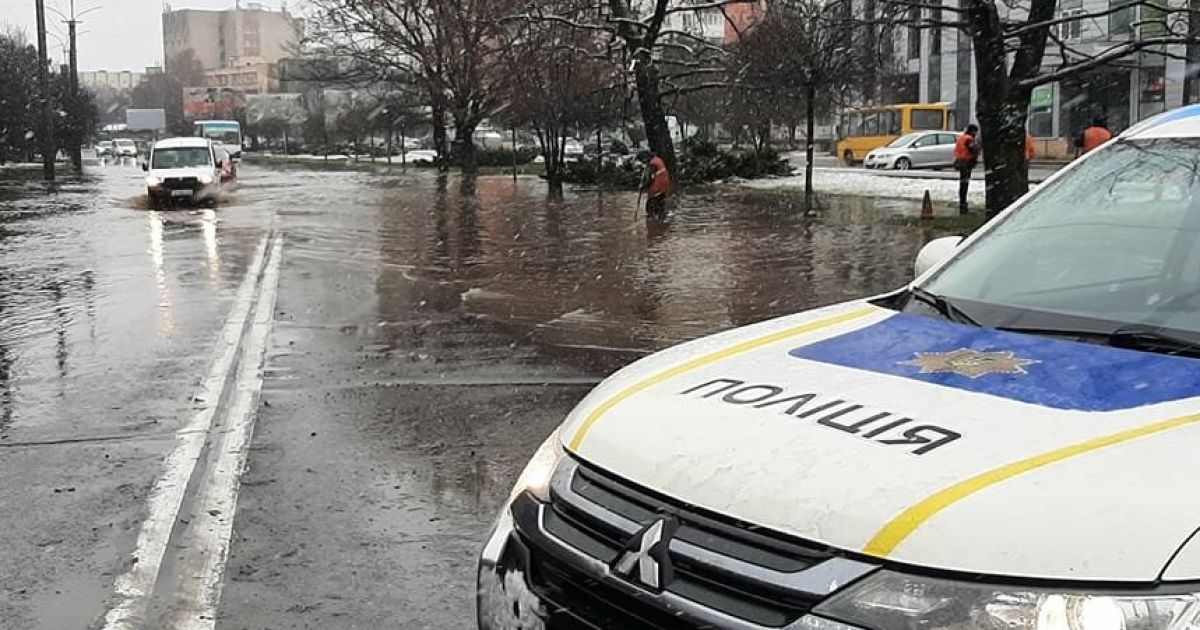 На Закарпатті через опади та захаращені канави підтопило понад 30 дворогосподарств: фото, відео