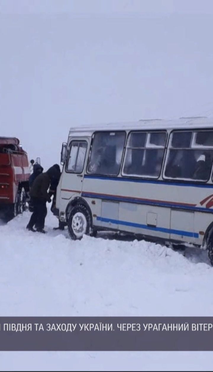 Зимняя непогода: на западе Украины с ночи на дорогах пробки и сугробы