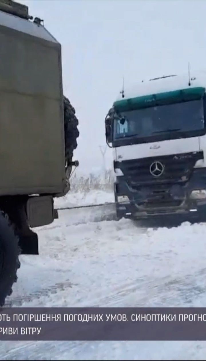 В нескольких регионах Украины из-за снегопада пришлось перекрывать трассы