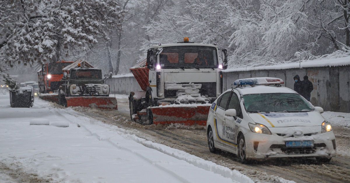 В Україні через хуртовину обмежили рух вантажівок у трьох областях, а в Рівненській — усього транспорту