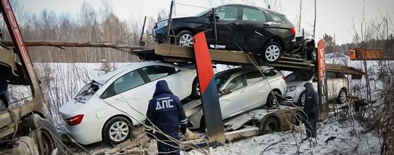 У Росії перекинувся автовоз із новими LADA Vesta