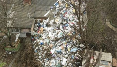 Собирала мусор 10 лет: в Полтаве женщина превратила двор на свалку и "разводит" крыс и мух