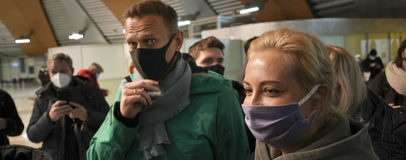 В Москве вслед за квартирой Навального силовики пришли с обыском к его жене (видео)