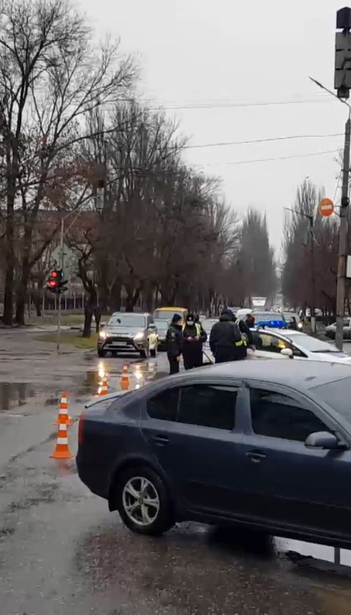 В Кривом Роге водитель грузовика насмерть сбил девушку – ДТП с дорог Украины за 27 января 2021 года