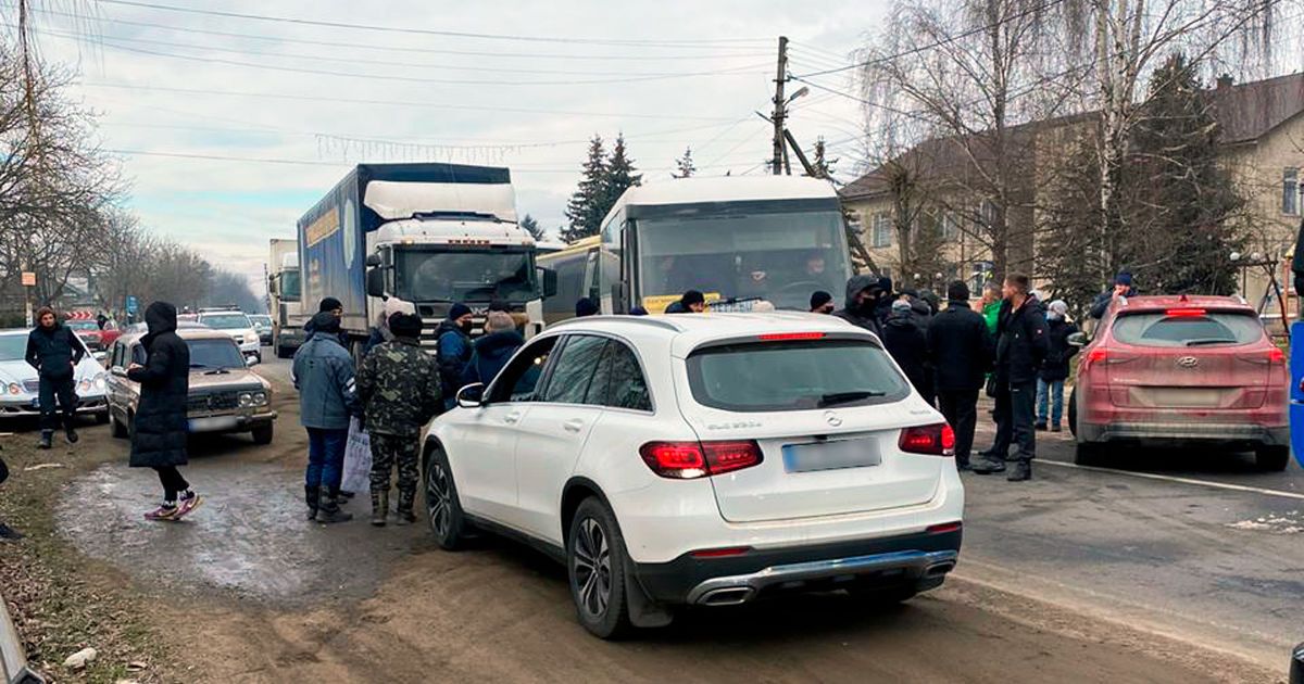 На Волині перекрили дорогу: мітингують проти підвищення тарифів (фото)