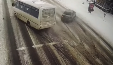 В Борисполе произошло ДТП с участием автобуса: видео