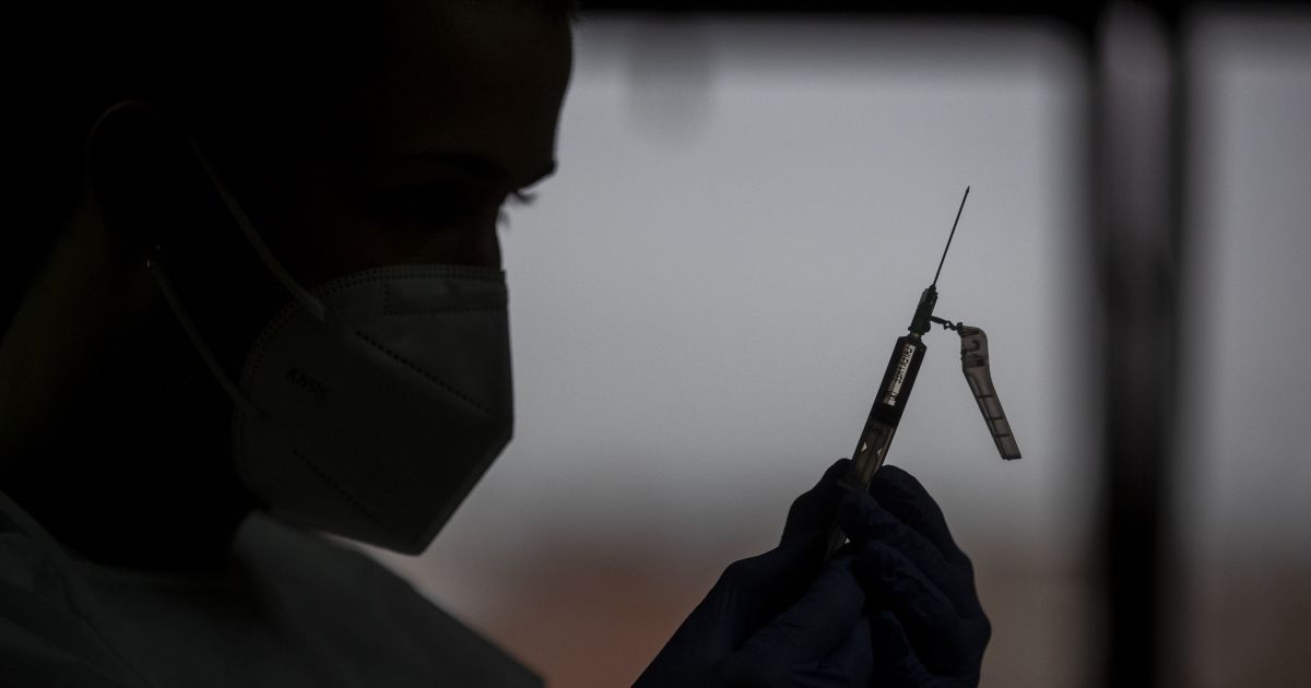Уряд заборонив реєстрацію російської вакцини від коронавірусу в Україні