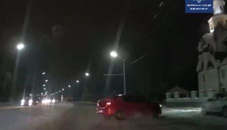 У Мережі з’явилось відео з аварії у Білій Церкві, де авто кинуло на батька з донькою на санчатах