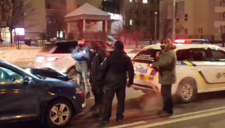В Киеве устроили стрельбу из автоматов: вооруженных мужчин догоняла полиция