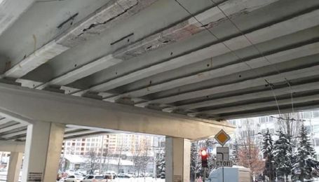 В Киеве мост возле станции метро "Нивки" покрылся трещинами