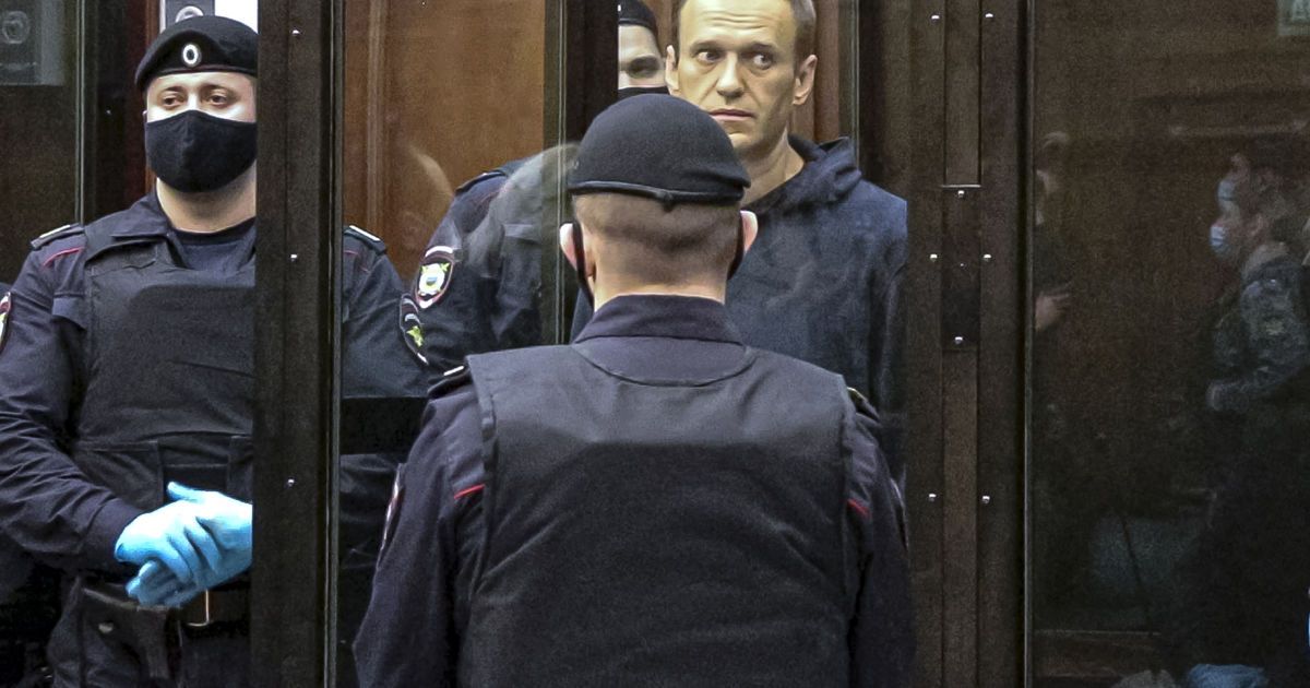 Стало известно, куда этапируют Навального