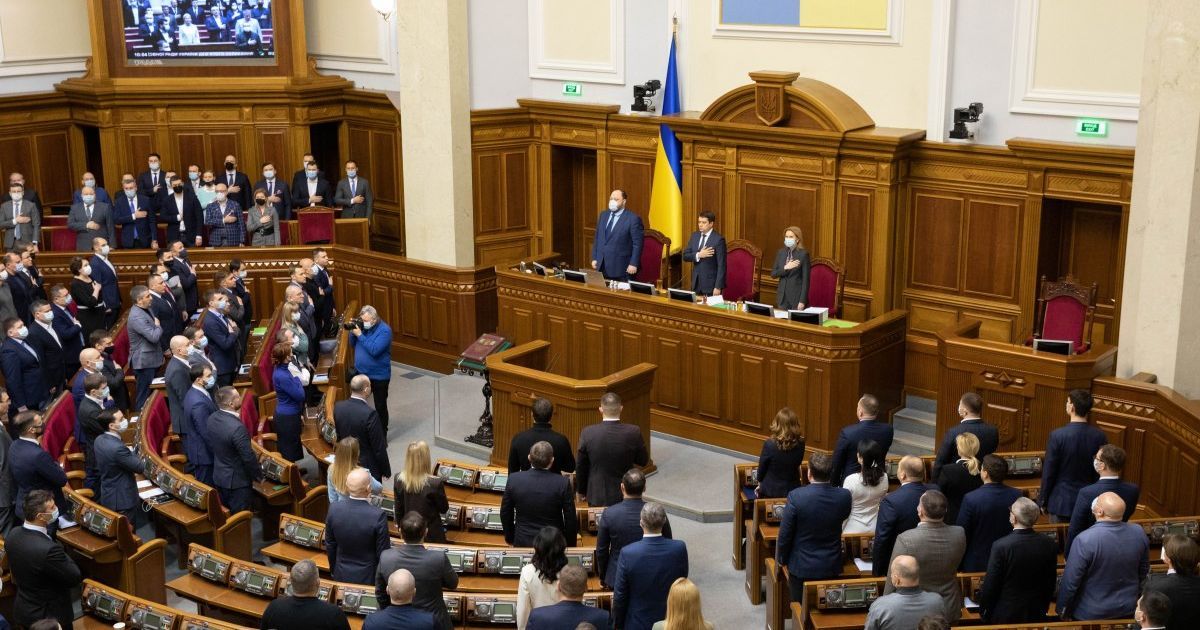 Вакцинация населения, приватизация и дистанционная работа: что будет рассматривать Рада 4 февраля