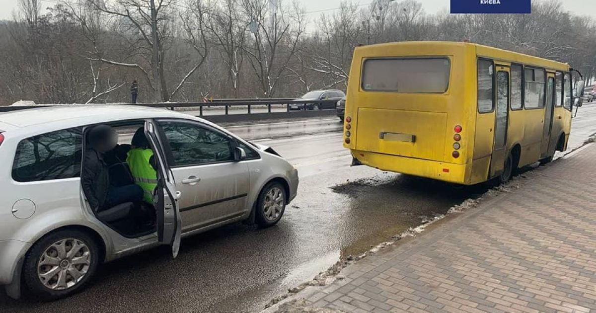 В Киеве на остановке пьяный водитель Ford влетел в автобус, который высаживал пассажиров: фото