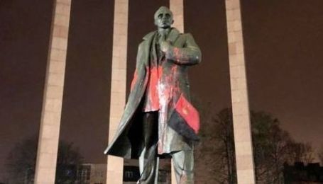 Во Львове неизвестные облили красной краской памятник Степану Бандере