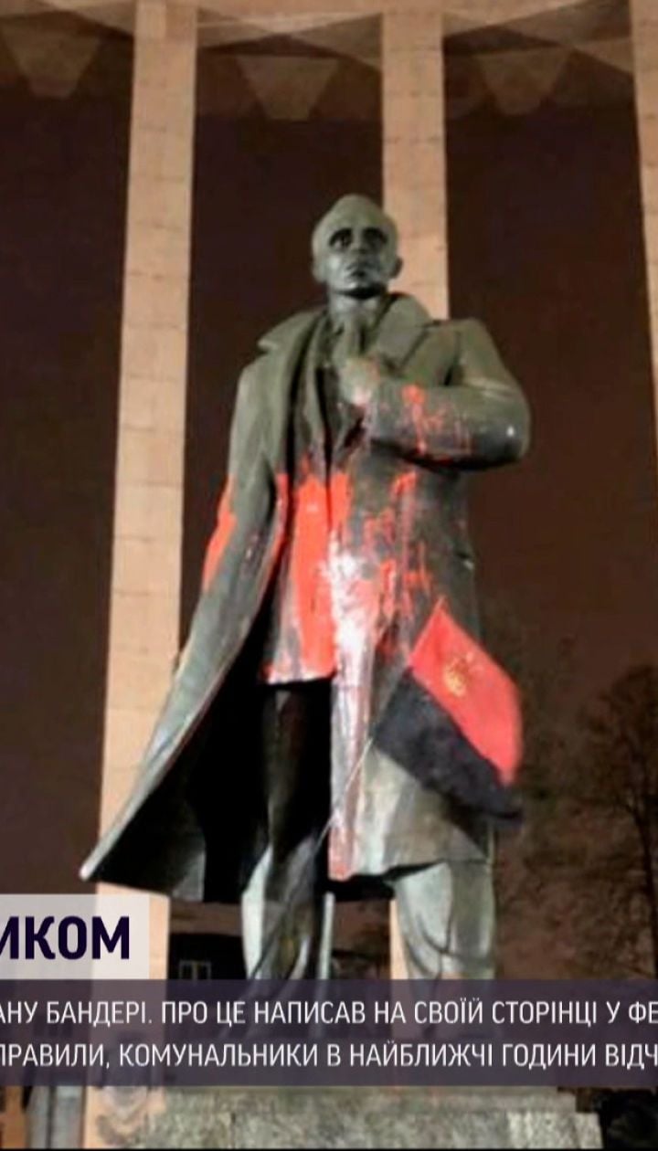 У Львові пам'ятник Степану Бандері облили червоною фарбою