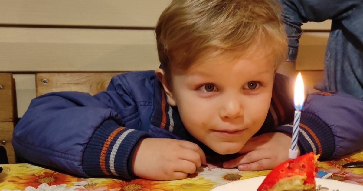Трансплантація кісткового мозку може врятувати життя Вови, але її вартість непосильна для родини