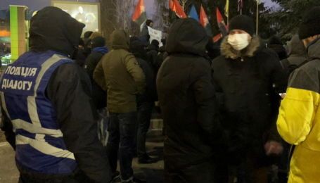 В Киеве пикетировали телеканалы "НАШ" и "Интер"