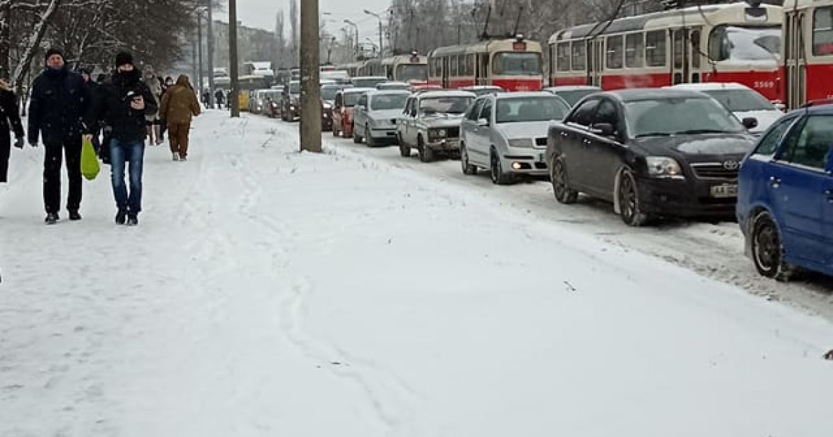 Останній тиждень зими в Києві розпочався з шалених заторів: де найважче проїхати