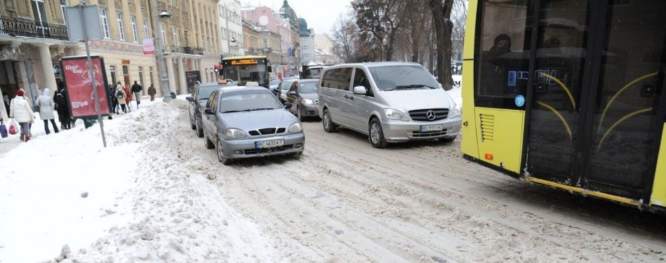 Заснеженный Киев утопает в пробках в начале недели: где труднее всего проехать