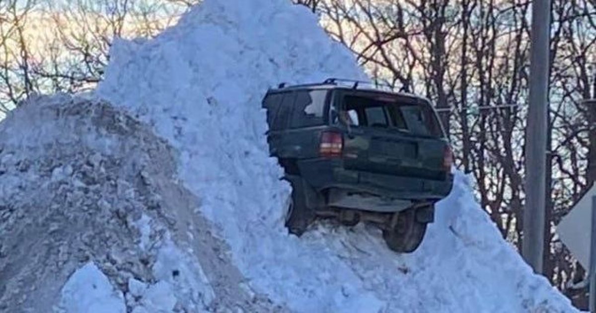 В американском городе жителей шокировал воткнутый в большую снежную гору Jeep Grand Cherokeе