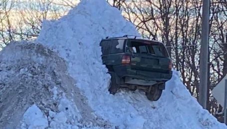 В американском городе жителей шокировал воткнутый в большую снежную гору Jeep Grand Cherokeе